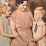 L'artista americana Sue Shanahan scorge tra le foto di Titti una bambola che le ricorda la sua amatissima nonna Loretta (nell'immagine al centro)